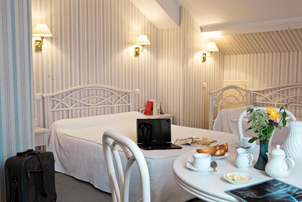 Logis Hotel Du Pont Neuf Le Veurdre Phòng bức ảnh