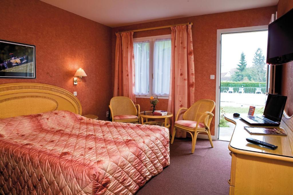 Logis Hotel Du Pont Neuf Le Veurdre Phòng bức ảnh