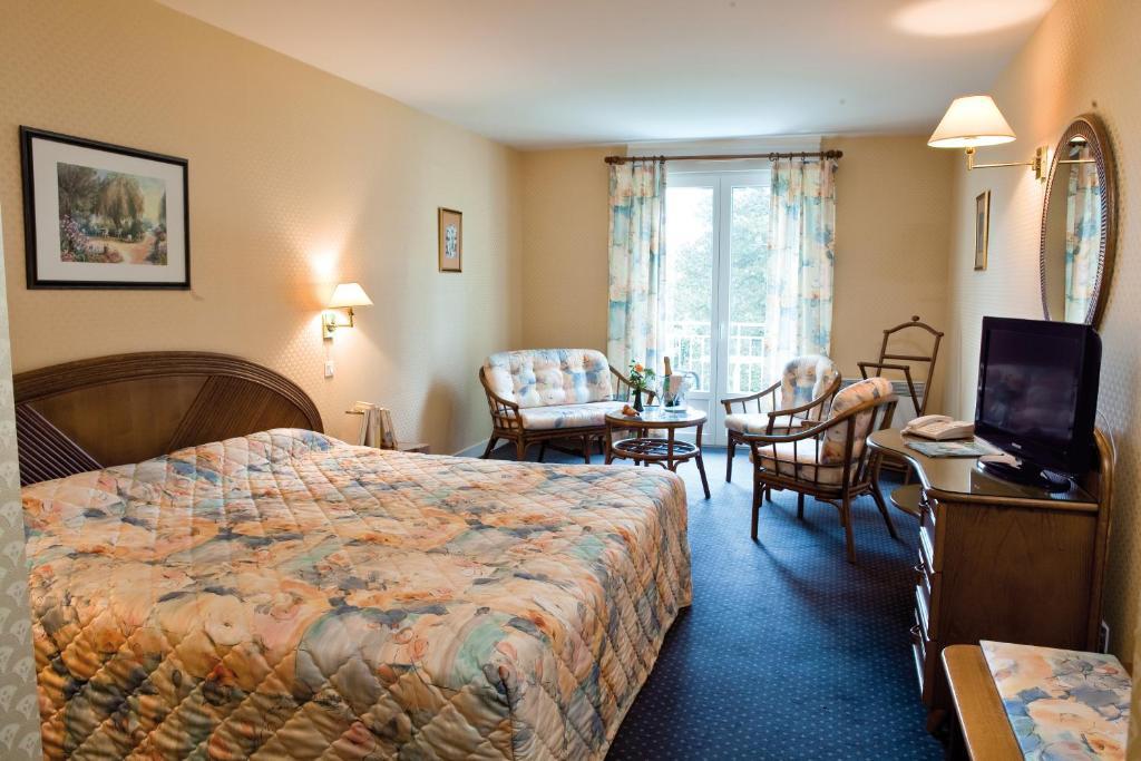 Logis Hotel Du Pont Neuf Le Veurdre Phòng bức ảnh