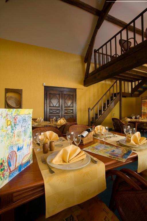 Logis Hotel Du Pont Neuf Le Veurdre Ngoại thất bức ảnh