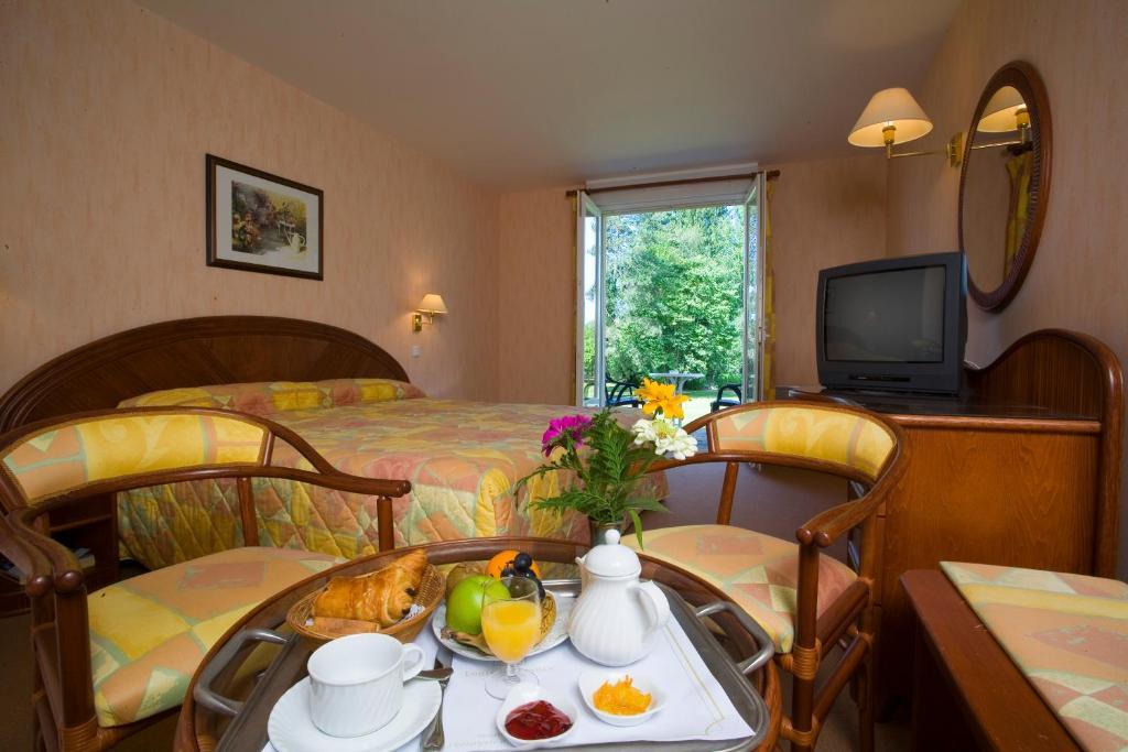 Logis Hotel Du Pont Neuf Le Veurdre Phòng bức ảnh