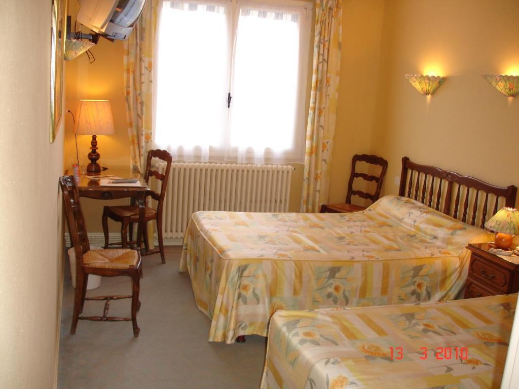 Logis Hotel Du Pont Neuf Le Veurdre Phòng bức ảnh